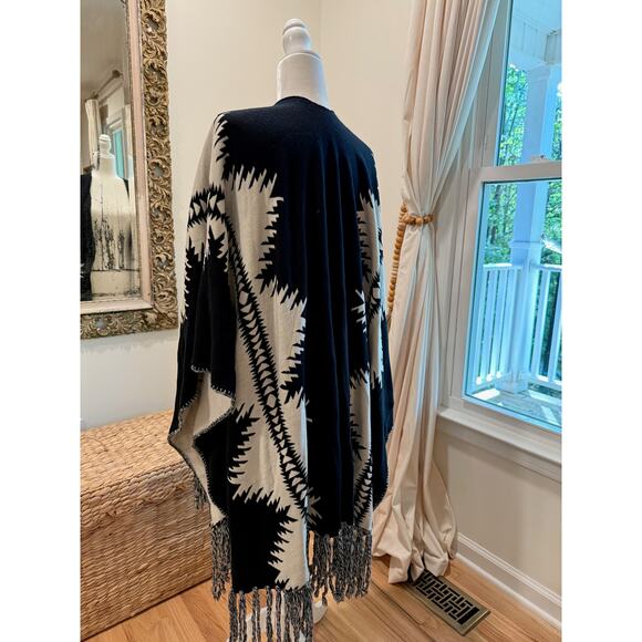 Pendleton Black and White Poncho with Fringe - One Size - Picture 6 of 9